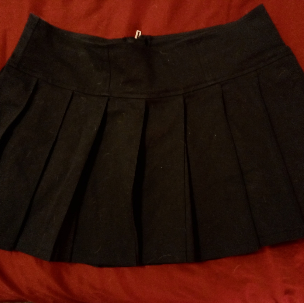 Royal bones pleated black skirt Sz L